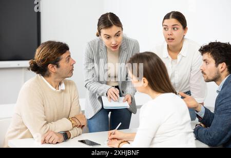 Männliche und weibliche Studenten, die sich gemeinsam auf die Prüfung an der Universität vorbereiten Stockfoto