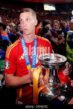 Der Spanier Dani Olmo feiert mit der Trophäe nach seinem Sieg nach dem Endspiel der UEFA Euro 2024 im Olympiastadion in Berlin. Bilddatum: Sonntag, 14. Juli 2024. Stockfoto