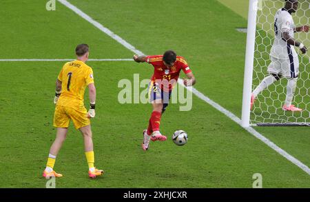 BERLIN, DEUTSCHLAND - 14. JULI: Mikel Oyatzabal aus Spanien erzielt sein Team beim Endspiel der UEFA EURO 2024 im Olympiastadion am 14. Juli 2024 in Berlin das zweite Tor. © diebilderwelt / Alamy Live News Stockfoto