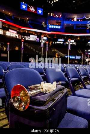 Milwaukee, Usa. Juli 2024. Eine Trompete sitzt im Delegiertenbereich beim Republican National Convention 2024 im Fiserv Forum in Milwaukee, Wisconsin am Sonntag, den 14. Juli 2024. Die Stadt Milwaukee ist Austragungsort der Republikanischen Konvention 2024, die vom 15. Bis 18. Juli stattfindet. Foto: Tannen Maury/UPI Credit: UPI/Alamy Live News Stockfoto