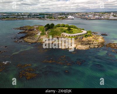 Aus der Vogelperspektive auf Drake's Island mit der Stadt Plymouth im Hintergrund an einem teilweise bewölkten Tag. Stockfoto