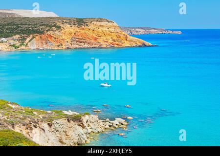 Blick auf die Bucht von Provatas, die Insel Milos, die Kykladen, Griechenland Stockfoto