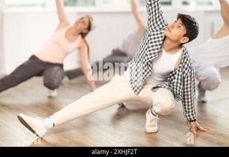 Break Dance von einer Gruppe junger Tänzer im Tanzstudio Stockfoto
