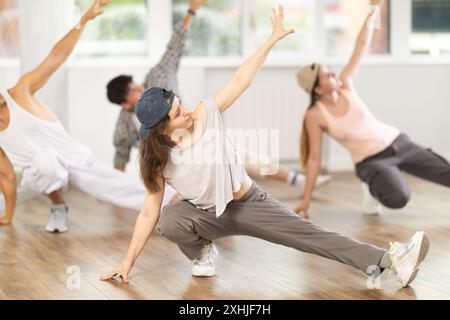 Break Dance von einer Gruppe junger Tänzer im Tanzstudio Stockfoto