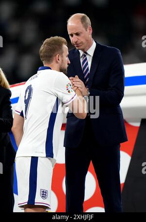 Der Engländer Harry Kane schüttelt dem Prinzen von Wales nach dem Endspiel der UEFA Euro 2024 im Berliner Olympiastadion die Hand auf dem Podium. Bilddatum: Sonntag, 14. Juli 2024. Stockfoto