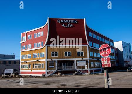 Qamutiik-Gebäude an den vier Ecken des Queen Elizabeth Way in Iqaluit, Nunavut, Kanada Stockfoto