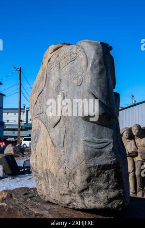 Steinschnitzerei eines Gesichts im Inuit Skulpturenpark an den Four Corners in Iqaluit, Nunavut, Kanada Stockfoto