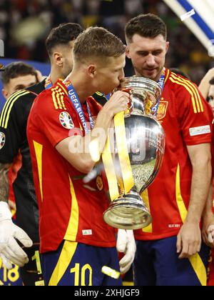 Berlin, Deutschland. Juli 2024. Berlin, Deutschland. Juli 2024. BERLIN - Dani Olmo von Spanien mit Henri Delaunay Trophäe, Coupe Henri Delaunay während des Endspiels der UEFA EURO 2024 zwischen Spanien und England am 14. Juli 2024 im Olympiastadion in Berlin. ANP | Hollandse Hoogte | MAURICE VAN STEEN Credit: ANP/Alamy Live News Credit: ANP/Alamy Live News Stockfoto