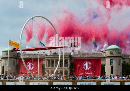 "MG Celebration Moment" - "MG's 100. Geburtstag stand im Mittelpunkt der Feierlichkeiten beim Goodwood Festival of Speed 2024. Von der spektakulären Show im Central Feature bis hin zu den zahlreichen Displays und Debüts neuer Modelle war die Veranstaltung eine passende Hommage an die ikonische Marke. Der eindrucksvolle MG Celebration-Moment am Nachmittag fesselte alle Anwesenden, komplett mit Feuerwerk und einer Truppe Trommler. Goodwood House, West Sussex, England, Großbritannien Stockfoto