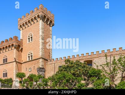 Das mittelalterliche Schloss am Eingang von Bolgheri, Dorf in der Gemeinde Castagneto Carducci, Provinz Livorno, Toskana Stockfoto