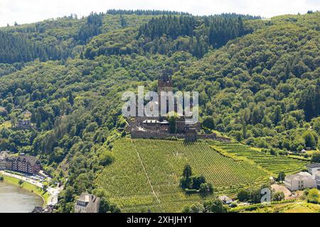 Cochem im Sommer 14.07.2024. Eindrücke von der Kreisstadt Cochem an der Mosel. Blick vom Pinnerkreuz auf dem Pinnerberg auf die Reichsburg Cochem Rheinland-Pfalz Deutschland *** Cochem im Sommer 14 07 2024 Impressionen der Kreisstadt Cochem an der Mosel Blick vom Pinnerkreuz auf den Pinnerberg zur Reichsburg Cochem Cochem Rheinland-Pfalz Deutschland Copyright: XBonn.digitalx/xMarcxJohnx Stockfoto