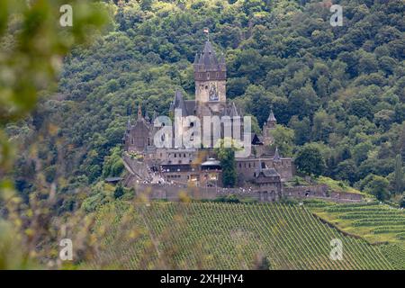 Cochem im Sommer 14.07.2024. Eindrücke von der Kreisstadt Cochem an der Mosel. Blick vom Pinnerkreuz auf dem Pinnerberg auf die Reichsburg Cochem Rheinland-Pfalz Deutschland *** Cochem im Sommer 14 07 2024 Impressionen der Kreisstadt Cochem an der Mosel Blick vom Pinnerkreuz auf den Pinnerberg zur Reichsburg Cochem Cochem Rheinland-Pfalz Deutschland Copyright: XBonn.digitalx/xMarcxJohnx Stockfoto