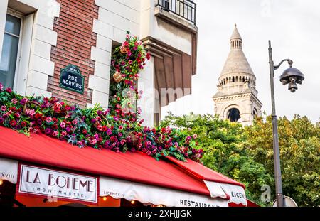 Blick auf den Place du Tertre, einen gemütlichen Platz mit Restaurants im Herzen von Montmartre, 18. Arrondissement von Paris, Frankreich. Stockfoto