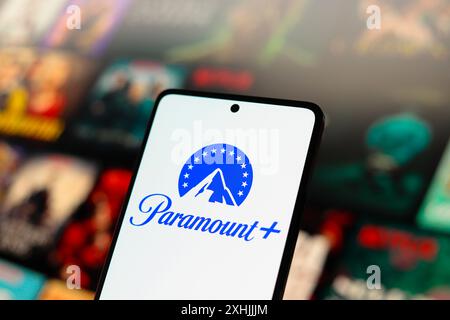In dieser Abbildung wird das Paramount Plus-Logo auf einem Smartphone-Bildschirm angezeigt. Stockfoto