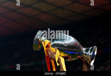 Der Henri Delaunay Cup wird nach dem Endspiel der UEFA Euro 2024 im Berliner Olympiastadion in die Luft gehoben. Bilddatum: Sonntag, 14. Juli 2024. Stockfoto