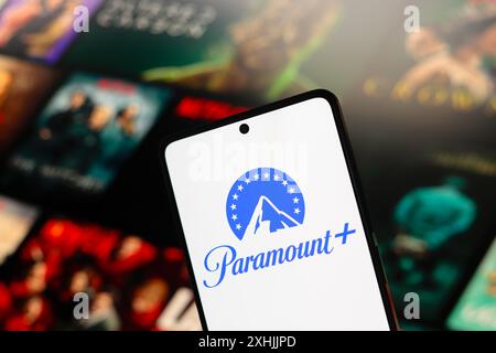 In dieser Abbildung wird das Paramount Plus-Logo auf einem Smartphone-Bildschirm angezeigt. Stockfoto