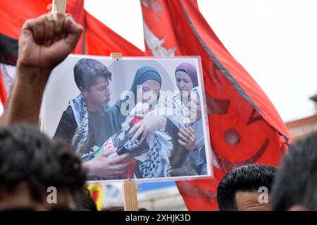 Srinagar, Indien. Juli 2024. Kaschmiri-schiitische Muslime zeigen Plakate mit Bildern des vom Krieg zerrütteten Palästinas, die Solidarität zum Ausdruck bringen und zum Frieden aufrufen. Muharram ist der erste Monat des islamischen Mondkalenders und gilt als einer der heiligsten Monate im Islam. (Foto von Danish Showkat/SIPA USA) Credit: SIPA USA/Alamy Live News Stockfoto