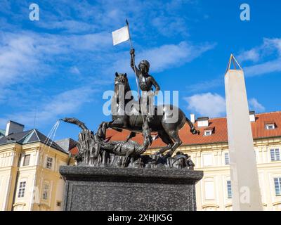 St. Georg und die Drachenstatue am Veitsdom, Prag, Tschechische Republik Stockfoto