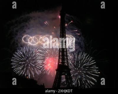 Paris, Frankreich, 14. Juli 2024. Spektakuläres Feuerwerk, Eiffelturm und olympisches Ringe-Symbol am Himmel - Jacques Julien/Alamy Live News Stockfoto