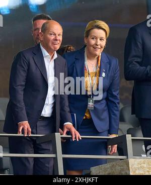 OLAF Scholz, Bundeskanzler Deutschland mit Franziska Giffey Bürgermeisterin von Berlin im Endspiel SPANIEN - ENGLAND der UEFA-Europameisterschaften 2024 am 14. Juli 2024 in Berlin. Fotograf: Peter Schatz Stockfoto