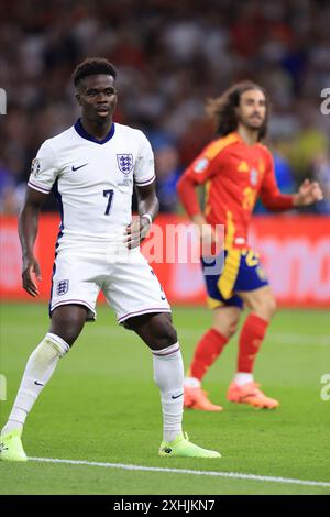 Berlin am Sonntag, 14. Juli 2024. Bukayo Saka (England) und Marc Cucurella (Spanien) beim Finale der UEFA-Europameisterschaft zwischen Spanien und England im Olympiastadion, Berlin am Sonntag, den 14. Juli 2024. (Foto: Pat Scaasi | MI News) Credit: MI News & Sport /Alamy Live News Stockfoto