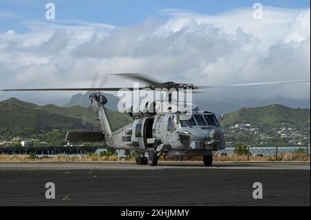 Eine MH-60R Seahawk der US Navy kehrt zur Marine Corps Air Station Kaneohe Bay, Hawaii, zurück, um die Übung Rim of the Pacific (RIMPAC) 2024 am 12. Juli zu unterstützen. 29 Nationen, 40 Überlandschiffe, drei U-Boote, 14 nationale Landstreitkräfte, mehr als 150 Flugzeuge und 25.000 Mitarbeiter nehmen vom 27. Juni bis 1. August 2024 an der RIMPAC Teil. 29 Nationen, 40 Überlandschiffe, drei U-Boote, 14 nationale Landstreitkräfte, mehr als 150 Flugzeuge und 25.000 Mitarbeiter nehmen vom 27. Juni bis 1. August an der RIMPAC Teil. Der größte Praktikant der Welt Stockfoto