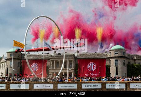 "MG Celebration Moment" - "MG's 100. Geburtstag stand im Mittelpunkt der Feierlichkeiten beim Goodwood Festival of Speed 2024. Von der spektakulären Show im Central Feature bis hin zu den zahlreichen Displays und Debüts neuer Modelle war die Veranstaltung eine passende Hommage an die ikonische Marke. Der eindrucksvolle MG Celebration-Moment am Nachmittag fesselte alle Anwesenden, komplett mit Feuerwerk und einer Truppe Trommler. Goodwood House, West Sussex, England, Großbritannien Stockfoto