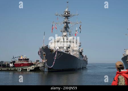 Der Arleigh-Burke-Klasse-Raketenzerstörer USS Gravely (DDG 107) kehrt am 14. Juli 2024 zur Marinestation Norfolk zurück und beendet einen neunmonatigen Einsatz im Atlantik. Gravely, ein Teil der Ike Carrier Strike Group, verließ Norfolk am 14. Oktober 2023, um einen geplanten Einsatz in die 5. Und 6. Flotte der USA durchzuführen, um die Operationen im Bereich der maritimen Sicherheit, die Zusammenarbeit im Bereich der Theatersicherheit und verstärkte Wachsamkeitsaktivitäten mit NATO-Alliierten und -Partnern zu unterstützen. (Foto der U.S. Navy von Mass Communication Specialist 2nd Class Anderson W. Branch) Stockfoto