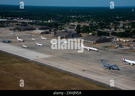 Flugzeuge von NATO-Verbündeten und -Partnern sitzen auf der Fluglinie vor dem Abflug der Delegation auf der Joint Base Andrews, MD, 11. Juli 2024. Die Joint Base Andrews, bekannt als America’s Airfield, diente als einer der Drehkreuze für nationale Delegationen, die 2024 zum NATO-Gipfel in Washington D.C. kamen (Foto der U.S. Air Force von 2nd Lt. Olushino Bolden Jr.) Stockfoto