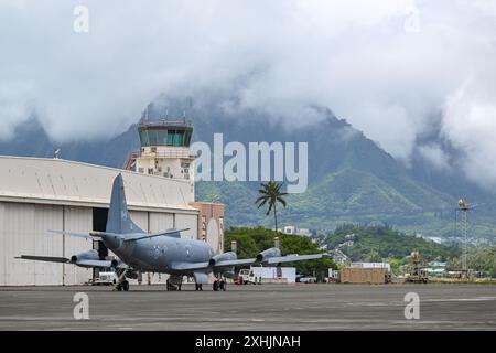 Eine Royal Canadian Air Force Lockheed CP-140 Aurora tritt am 12. Juli 2024 auf der Marine Corps Air Station Kaneohe Bay auf Hawaii auf, um die Übung Rim of the Pacific (RIMPAC) zu unterstützen. 29 Nationen, 40 Überlandschiffe, drei U-Boote, 14 nationale Landstreitkräfte, mehr als 150 Flugzeuge und 25.000 Mitarbeiter nehmen vom 27. Juni bis 1. August 2024 an der RIMPAC Teil. 29 Nationen, 40 Überlandschiffe, drei U-Boote, 14 nationale Landstreitkräfte, mehr als 150 Flugzeuge und 25.000 Mitarbeiter nehmen vom 27. Juni bis 1. August an der RIMPAC Teil. Die Stockfoto