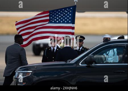 Die Joint Armed Forces Color Guard begrüßt die Ankunft des japanischen Premierministers Fumio Kishida auf der Joint Base Andrews, MD, am 10. Juli 2024. Japan gehörte zu den NATO-Verbündeten und -Partnern, die 2024 am NATO-Gipfel in Washington, D.C. teilnahmen (Foto der US-Luftwaffe von Staff-Sgt. Alex Broome) Stockfoto