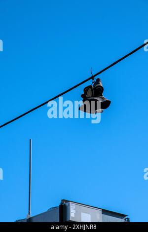 Zwei Paar Schuhe auf Stromleitungen in Iqaluit, Nunavut, Kanada Stockfoto