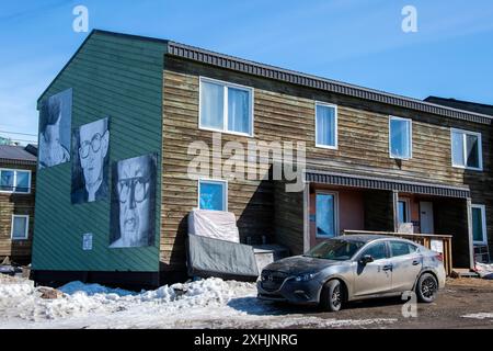 Drei Personen vom Nunavut Wandbild in der Nipisa Street in Iqaluit, Nunavut, Kanada Stockfoto