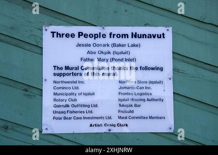 Schild für das Wandgemälde „Three People from Nunavut“ in der Nipisa Street in Iqaluit, Nunavut, Kanada Stockfoto