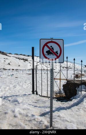 Kein Schild für Motorschlittenfahrten auf dem Iqaluit Friedhof in der Nipisa Street in Iqaluit, Nunavut, Kanada Stockfoto