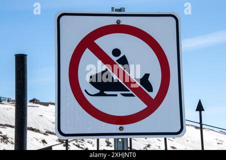 Kein Schild für Motorschlittenfahrten auf dem Iqaluit Friedhof in der Nipisa Street in Iqaluit, Nunavut, Kanada Stockfoto