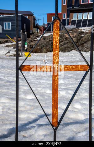 Überqueren Sie die eisernen Tore auf dem Iqaluit Friedhof in der Nipisa Street in Iqaluit, Nunavut, Kanada Stockfoto