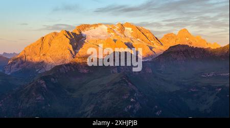 Panoramablick am Vormittag auf den Berg Marmolada, Südtirol, die Alpen Dolomiten, Italien Stockfoto