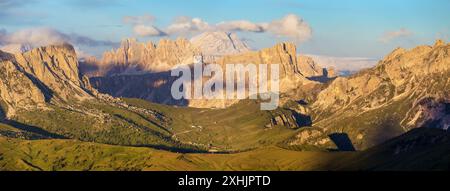 Passo Giau und die Berge Cima Ambrizzola, Croda da Lago, Monte Antelao, abendlicher Blick von den Alpen Dolomiten, Italien Blick vom Col di Lana in der Nähe von Cort Stockfoto