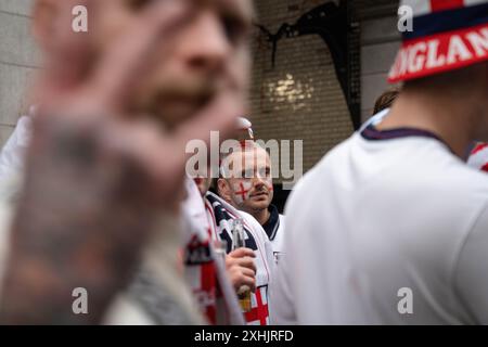 Fußballfans der englischen Mannschaft posieren auf der Straße vor dem Endspiel der EM in Manchester. Fans im ganzen Land erwarten, dass England beim Fußball-Finale 2024 gegen Spanien spielt. Stockfoto