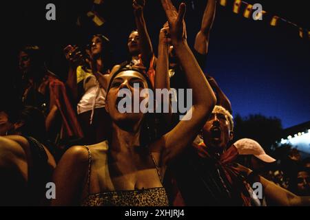 Barcelona, Spanien. Juli 2024. Spanien Fans reagieren auf eine öffentliche Vorführung der Euro 2024 gegen England in Barcelona Credit: Matthias Oesterle/Alamy Live News Stockfoto