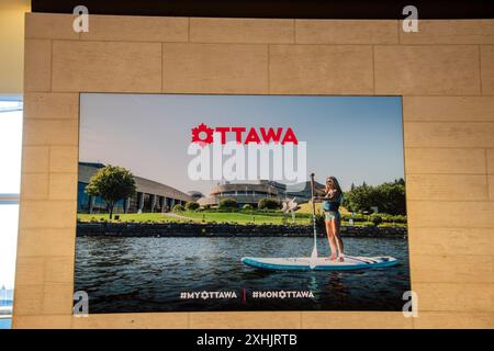 Mein Ottawa-Schild mit einer Frau, die auf dem Fluss paddelt, am Ottawa International Airport in Ontario, Kanada Stockfoto