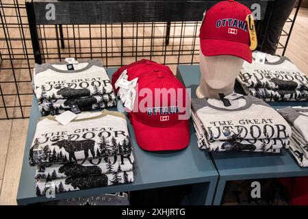 Souvenir-Sweatshirts und Baseballmützen im Souvenirladen am Ottawa International Airport in Ontario, Kanada Stockfoto