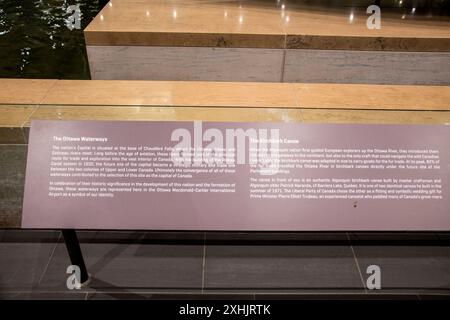 Informationsschild auf den Ottawa Waterways und Algonquin Birch Bark Canoe am Ottawa International Airport in Ontario, Kanada Stockfoto