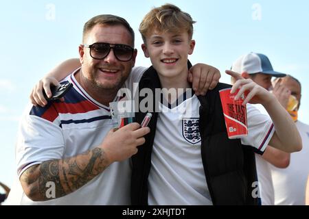 München, Deutschland. Juli 2024. MÜNCHEN, DEUTSCHLAND - 14. JULI: Fans von England beim Endspiel der UEFA EURO 2024 zwischen Spanien und England im Olympiastadion am 14. Juli 2024 in Berlin.240714 SEPA 24 095 - 20240715 PD0247 Credit: APA-PictureDesk/Alamy Live News Stockfoto