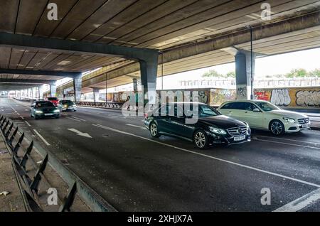 Autos fahren auf dem unteren Deck des Westway, einer Hauptstraße im Westen Londons. Stockfoto