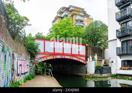 Eine Brücke über die Harrow Road führt über den Grand Union Canal Paddington Arm in London, Großbritannien Stockfoto