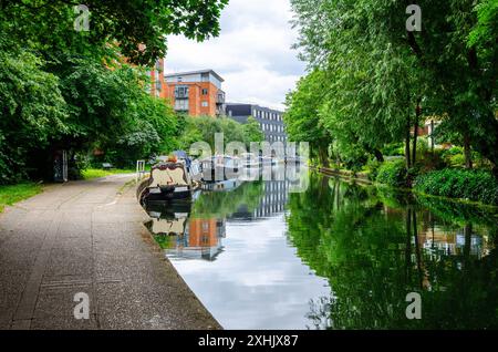 Schmalboote liegen am Rande des Grand Union Canal Paddington Arm, einer ruhigen, ruhigen Lage mitten in der geschäftigen Stadt London Stockfoto