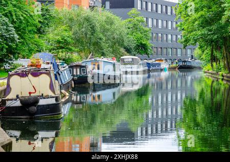 Schmalboote liegen am Rande des Grand Union Canal Paddington Arm, einer ruhigen, ruhigen Lage mitten in der geschäftigen Stadt London Stockfoto