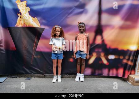 Juli 2024, New York, New York, USA: Auf der Madison Ave. NYC, das mit den Olympischen Spielen in Paris zusammenfällt, feiert den Bastille Day mit französischen Lebensmittelverkäufern, Spielen, Aktivitäten, Musik und einer Parade mit alten Citroen-Autos. Präsentiert von der L'Alliance New York mit einer Vorstellung von blank Placard Dance von der Choreografin Anne Collord wurde von Tänzern mit leeren Schildern gespielt, die die Öffentlichkeit aufforderten, auf Plakaten zu schreiben, was sie auf den leeren Schildern sehen möchten. Hier posiert vor einem Hintergrund der Olympischen Spiele in Paris. (Kreditbild: © Milo Hess/ZUMA Press Wire) NUR REDAKTIONELLE VERWENDUNG! Nicht für kommerzielle ZWECKE! Stockfoto